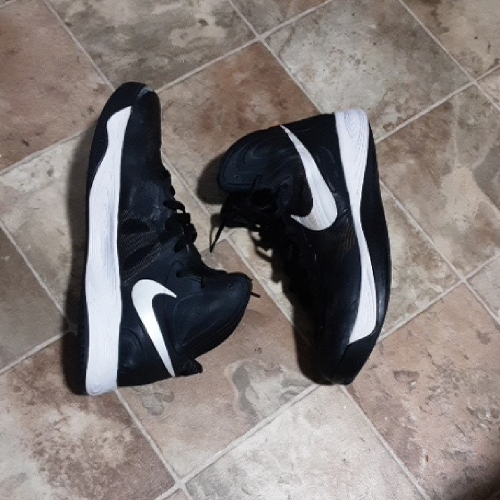 NIKE HYPERFUSE MEN'S SIZE 12.5 Black and White Sneakers